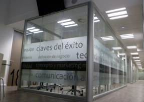 vinilos en mamparas divisorias de oficina