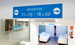 Señalítica
La finalidad de la señalización es ubicar, orientar e informar. Son elementos útiles como señales, pictogramas, indicadores, etc. que podemos utilizar en centros comerciales, hospitales, aeropuertos, restaurantes…
Se pueden fabricar en distintos materiales y soportes tal como vinilos, placas de aluminio, metacrilato, Pvc, directorios, etc.