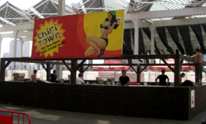 Lonas
Las lonas son una buena opción para publicidad en exteriores. Se pueden adaptar a todo tipo de materiales y diseños bien para campañas promocionales en comercios, pancartas o vallas publicitarias. Pueden ser de tres tipos.
Lona frontlit: Lona de Pvc que se puede imprimir o rotular con vinilo de corte. Acabado brillo o mate.Lona microperforada o tipo rejilla: Lona para impresión digital que tiene la ventaja de tener menos peso y deja pasar el aire especialmente para grandes formatos.Lona backlight: Lona indicada para ser retroiluminada tanto para cajones luminosos o stands de feria.